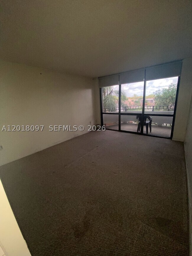 Building Photo - 13951 Kendale Lakes Dr