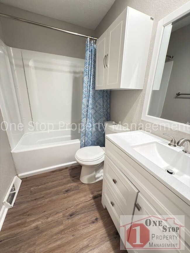 Building Photo - 2 Bedroom and 2 Bathroom duplex in Blue Sp...