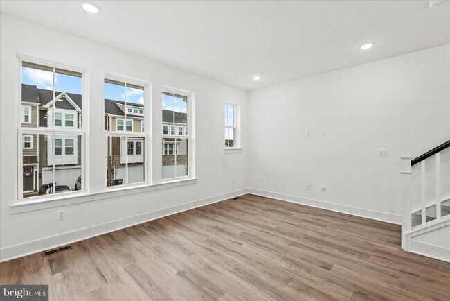 Building Photo - 9407 Pacific Elm St