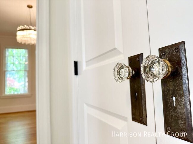 Building Photo - Beautifully Renovated Home In Historic Boy...