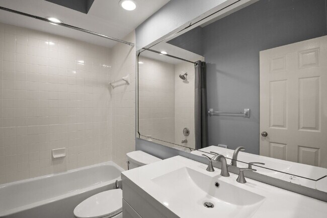 Building Photo - "Spacious 3-Bed, 2-Bath Condo Retreat in V...