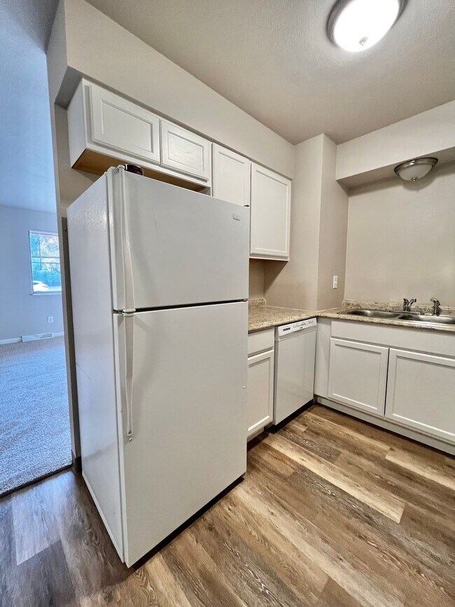 Building Photo - Larch1642 (KC-AM)