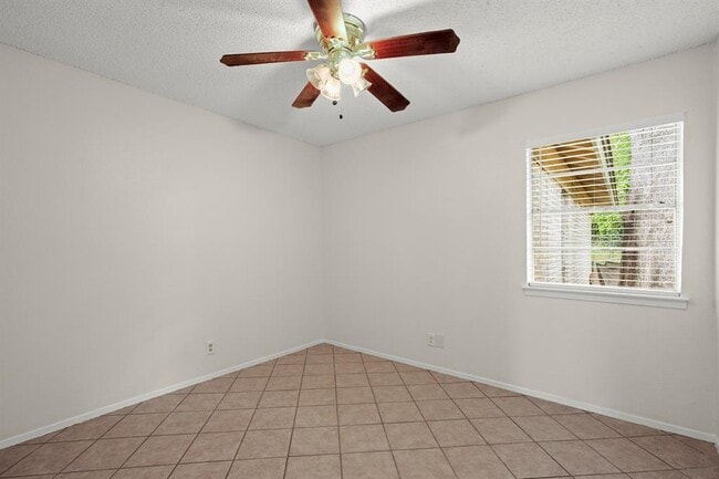 Building Photo - 1404 Valleyridge Cir