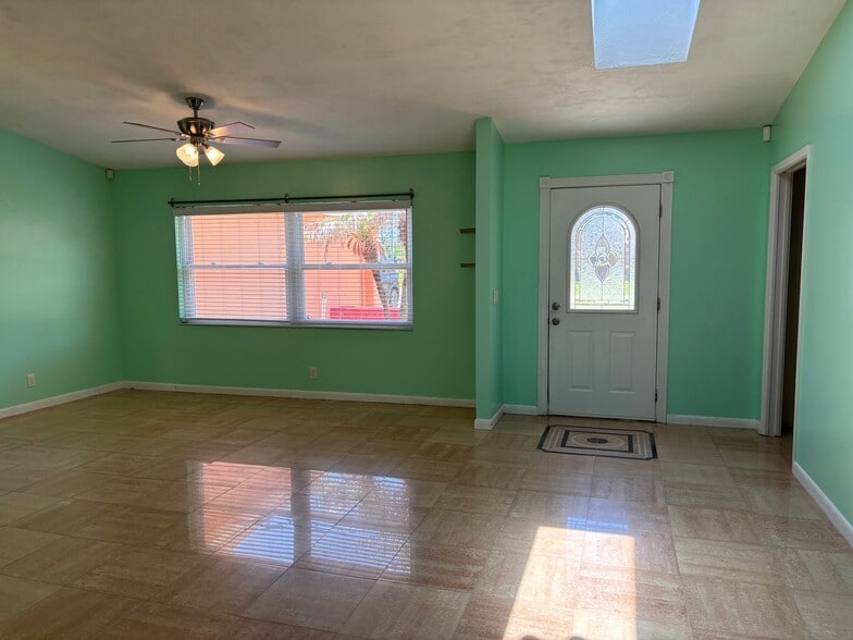 Building Photo - 2 Windermere Pl
