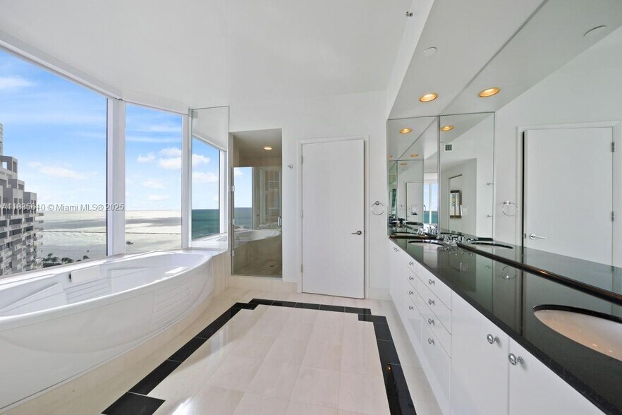 Building Photo - 300 S Pointe Dr