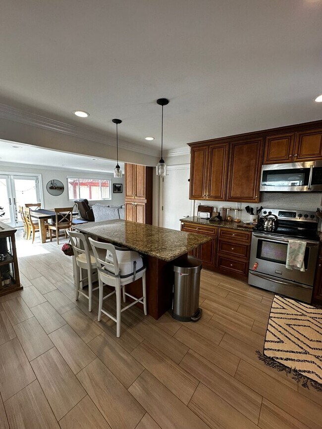 Building Photo - Gorgeous 3-Bedroom 2 bath Home with Pool A...