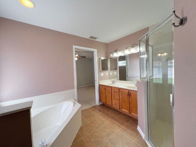 Building Photo - Beautiful 3 BD 2 BATH Home in Gated Community