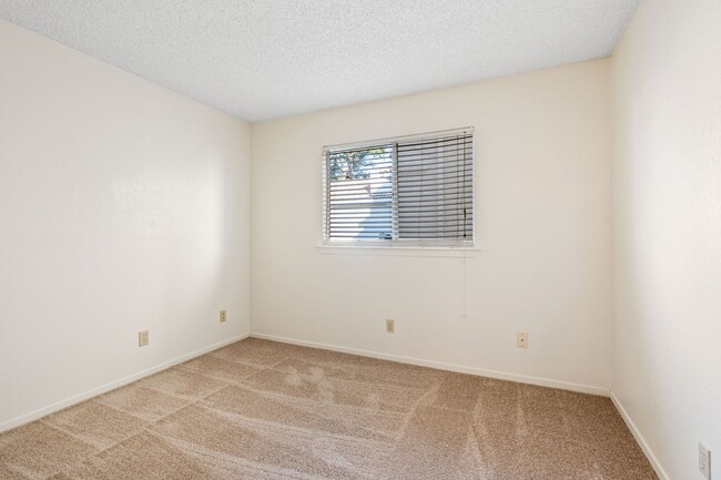 Building Photo - Charming Northeast Fresno Gem in Clovis Un...