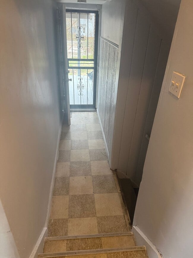 Building Photo - 3bd Single Warner Rd Area Cash Pay/Section 8