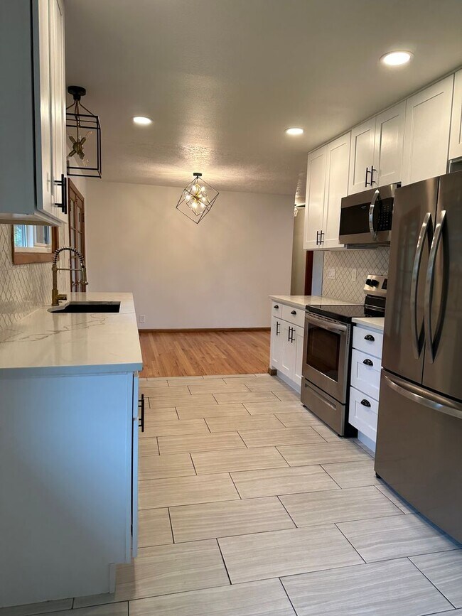 Building Photo - GORGEOUS RANCH STYLE HOME ON HUGE MANICURED LOT IN GARDEN HOME IN SW PORTLAND