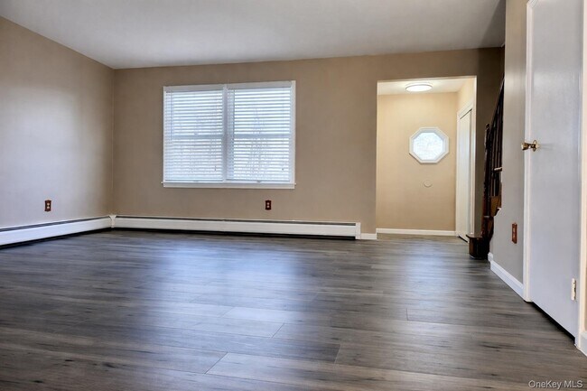 Building Photo - 6 Maple Ave