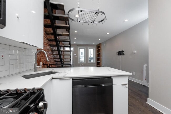 Building Photo - 1443 N Hollywood St