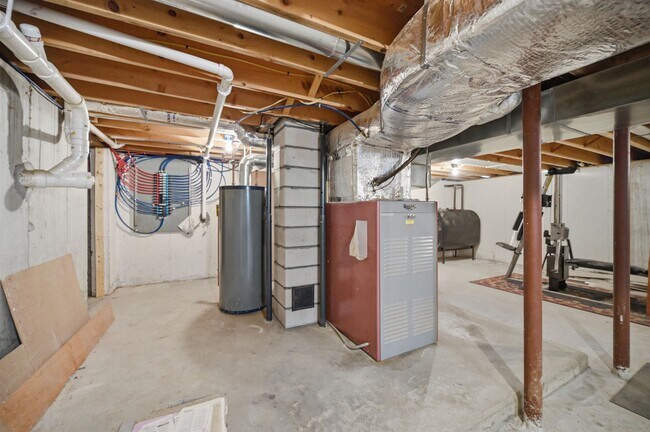 Building Photo - 564 Main St