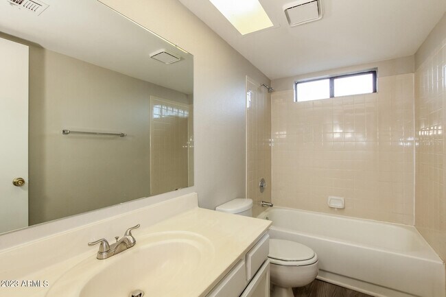 Building Photo - 3830 W Marconi Ave