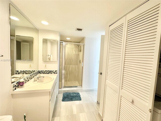Building Photo - 16425 Collins Ave