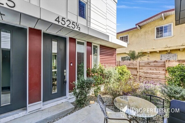 Building Photo - Gorgeous Modern Townhouse In Prime Mid-City