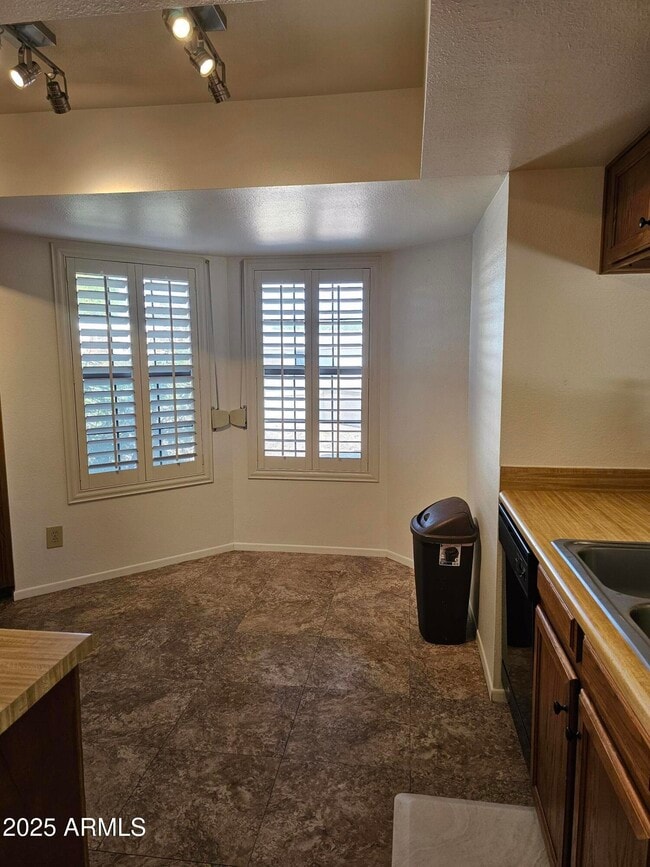 Building Photo - 4631 E Bohl St