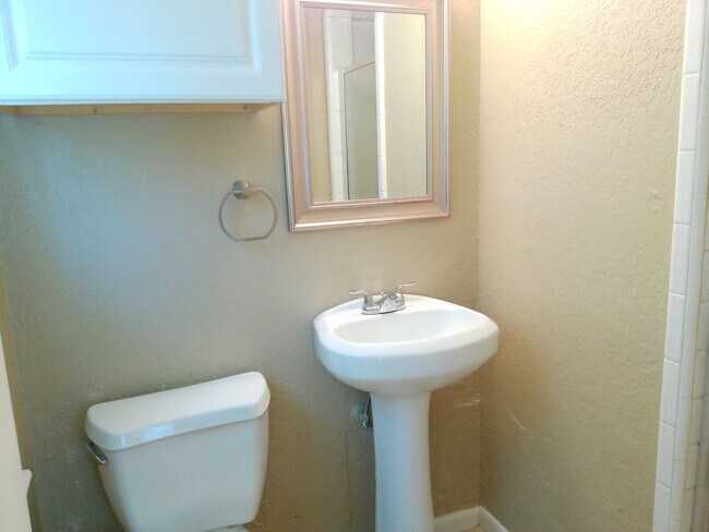 Building Photo - 10609 Kingwood Dr