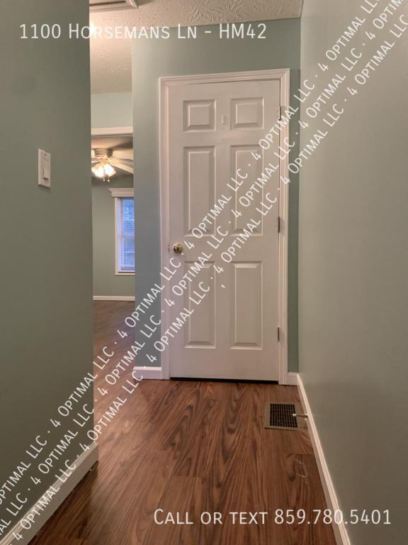 Building Photo - 1100 Horsemans Ln