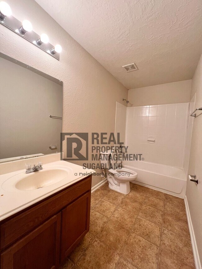 Building Photo - Gorgeous 4 Bed, 2.5 Bath Home in Prime Location!