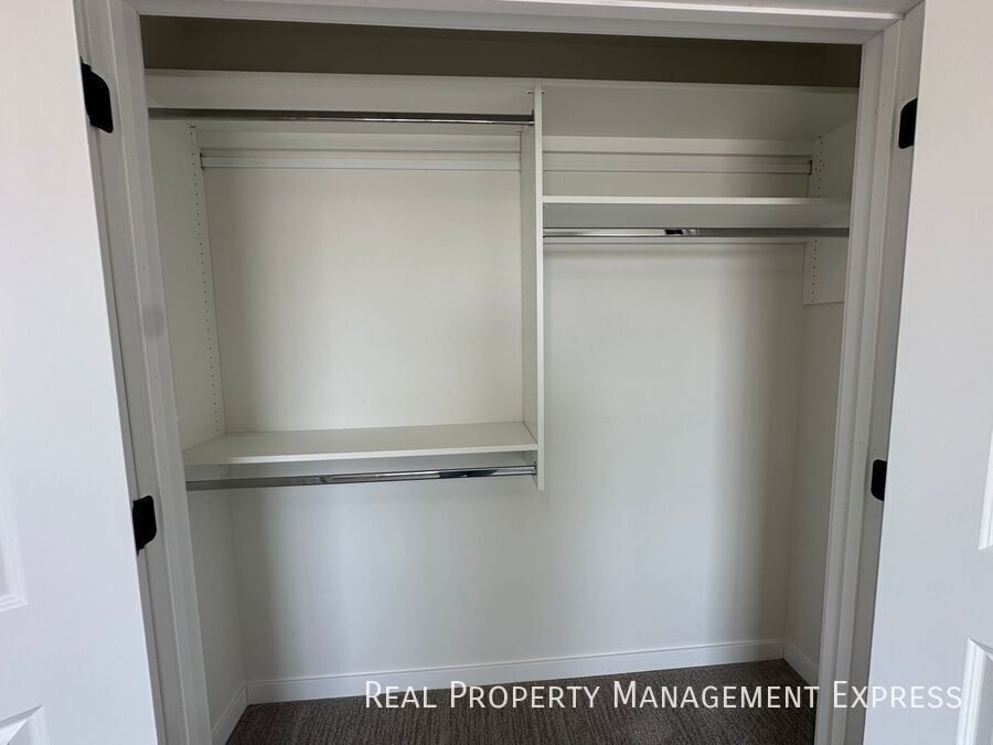 Building Photo - Cozy 2 Bedroom 1.5 Bathroom Townhome