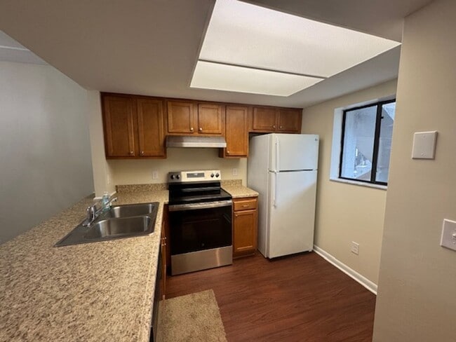 Building Photo - Holly Tree Condominiums