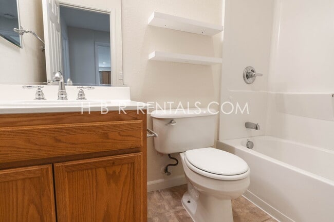 Building Photo - 803 Twin Oaks Dr