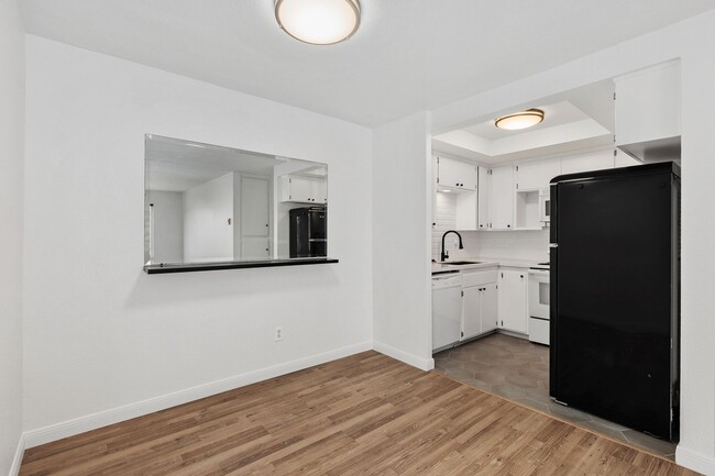Building Photo - Beautiful & Spacious 1BD/1BA Condo - Walk ...