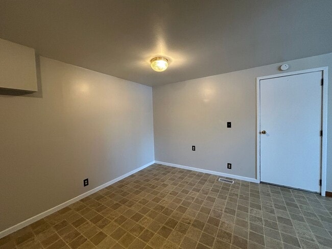 Building Photo - Freshly Updated 3-Bedroom, 1-Bathroom Home – $1,375/Month