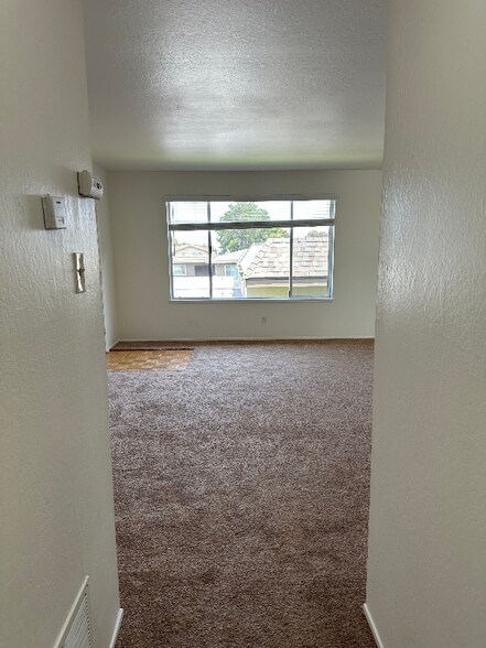 Building Photo - 472 Lincoln Cir