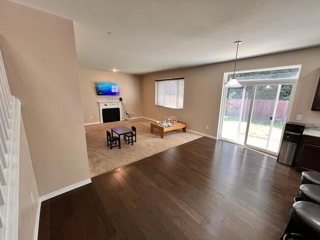 Building Photo - Beautiful Spacious 4bd 2bath Available Oct...