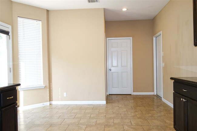 Building Photo - 2215 Bent Bow Dr