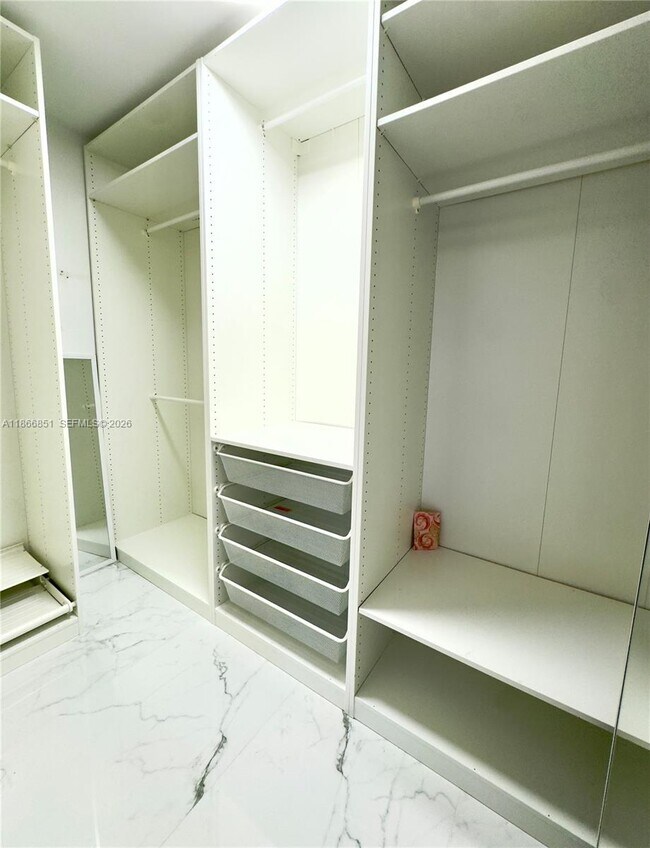 Building Photo - 400 Leslie Dr