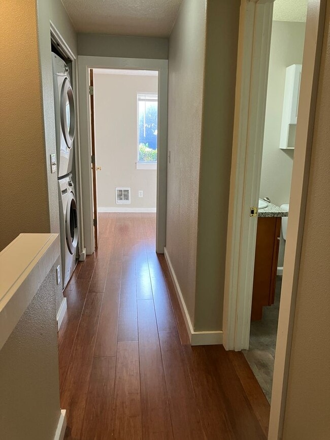 Building Photo - Townhouse, 1.5 bath, w/d in unit, private back patio, all dogs welcome!