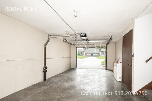 Building Photo - 1940 E Lindenwood Cir