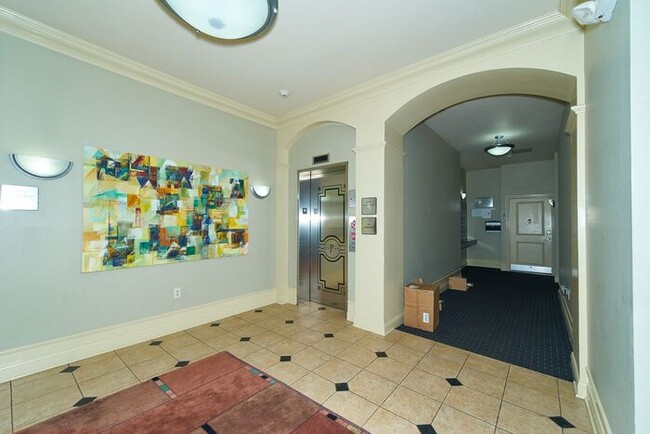 Building Photo - Sweet 1 Bedroom Condo in the Heart of Down...