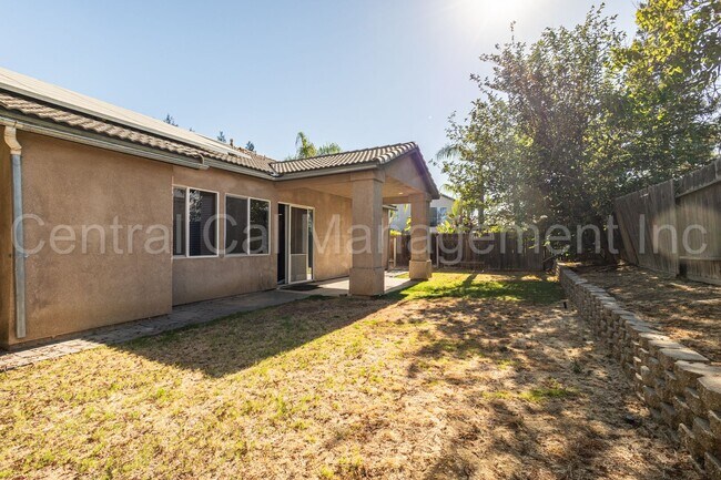 Building Photo - 3 Bedroom/2 Bath Home with an office and paid solar - $2695 per month!