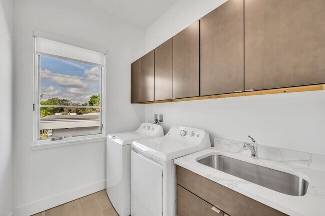 Building Photo - New Construction- walk to Park Avenue