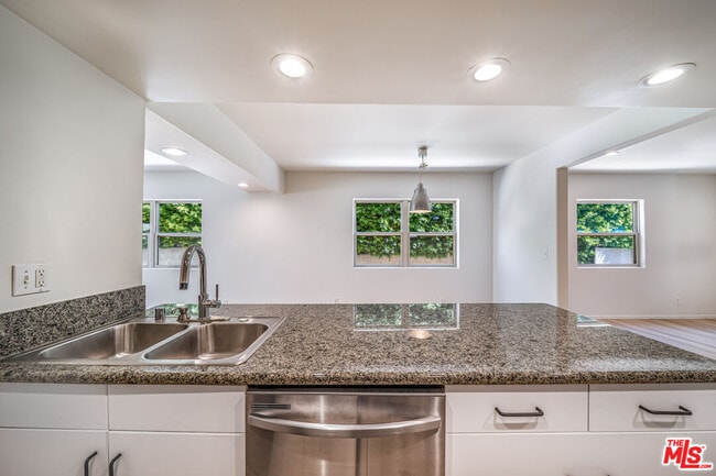 Building Photo - 726 W 37th St