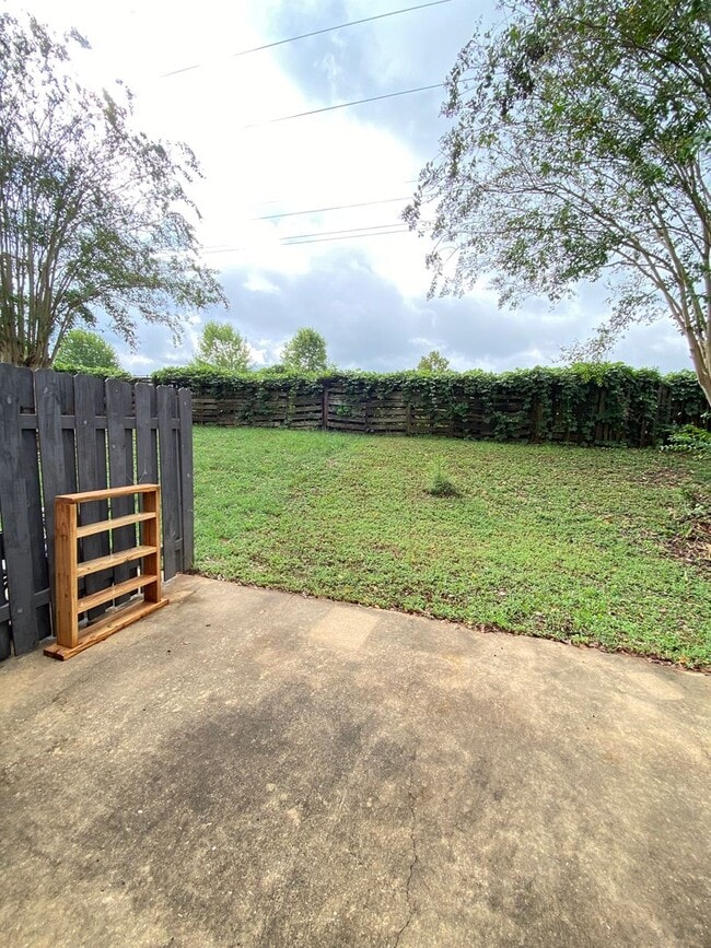 Building Photo - Comfort Meets Convenience in This 2 Bed, 2 Bath