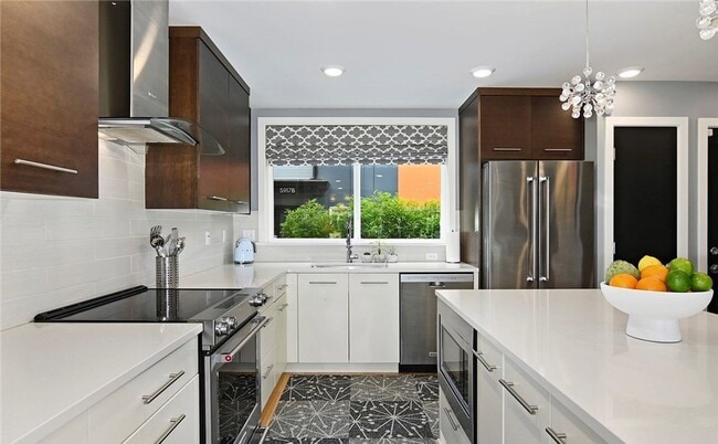 Building Photo - LUXURY WEST SEATTLE TOWNHOME FOR RENT; AVA...