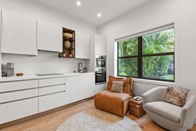 Building Photo - 226 Oleander Ave