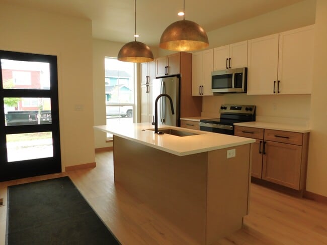 Building Photo - 605 Holstein Wy
