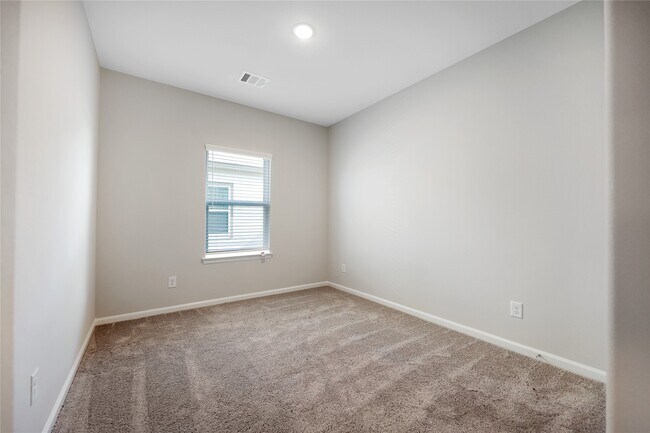 Building Photo - 16632 Aurora St