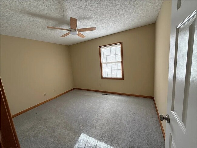 Building Photo - 3 Bedroom 2 Bathroom