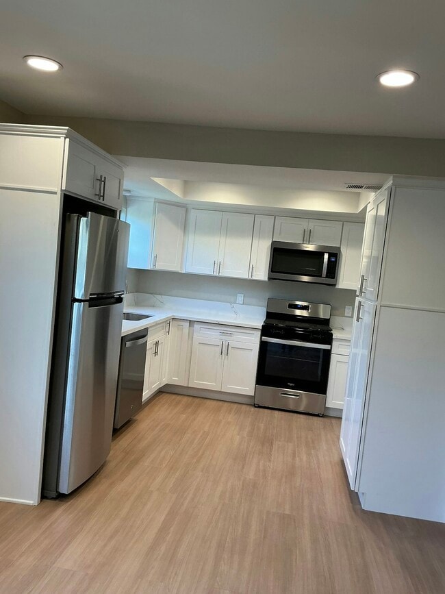 Building Photo - 852 N Monterey St