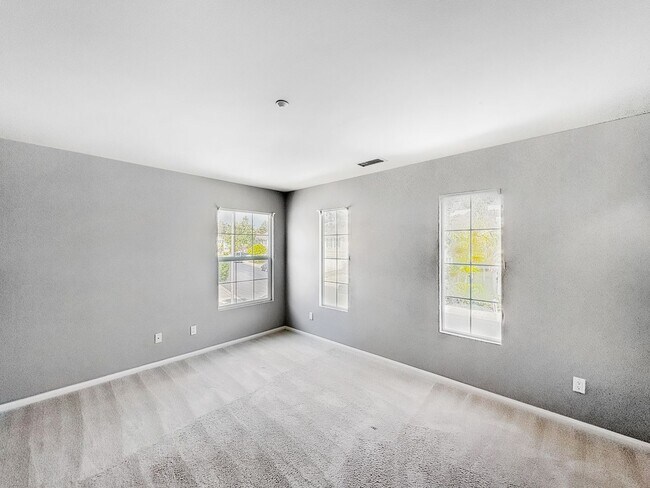Building Photo - Stunning 4B/2.5BA House in Vista!