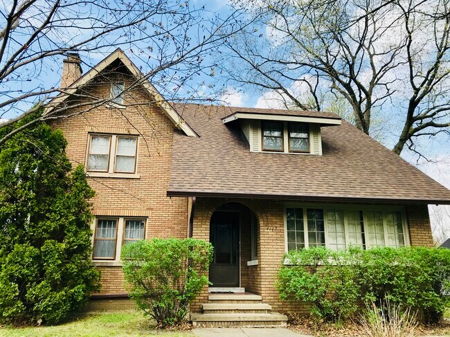 Building Photo - 1117 12th Ave
