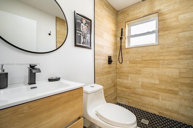 Building Photo - 1521 NE 148th St