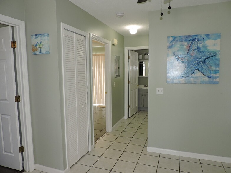 Building Photo - 5931 Pinetree Ave
